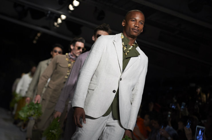 Spencer apostou em peças em linho e algodão orgânico, dando sofisticação à fashion week londrina. Foto: Niklas Halle