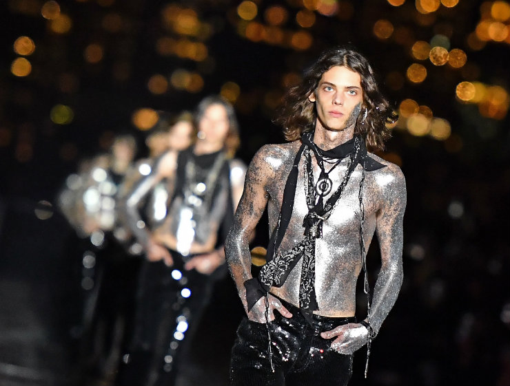 Sobre o torso nu dos modelos, colares inspirados nos indígenas americanos. Foto: Dia Dipasupil/Getty Images/AFP
