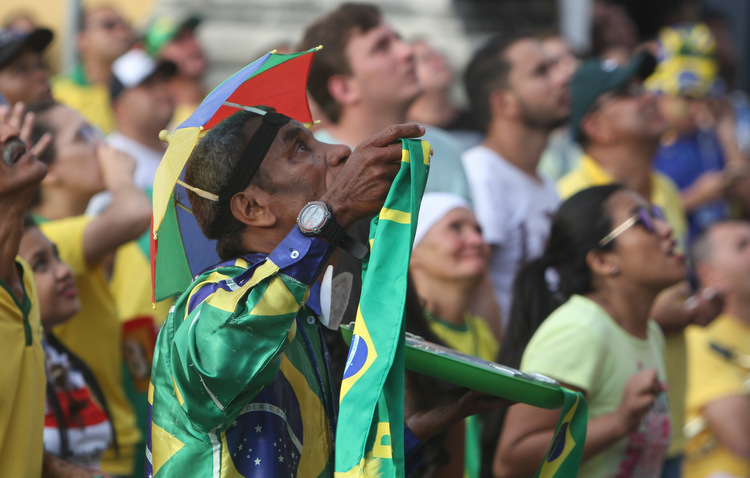 Para Severino da Paz, vale tudo para vibrar pela seleção. Inclusive investir na criatividade para acompanhar os jogos