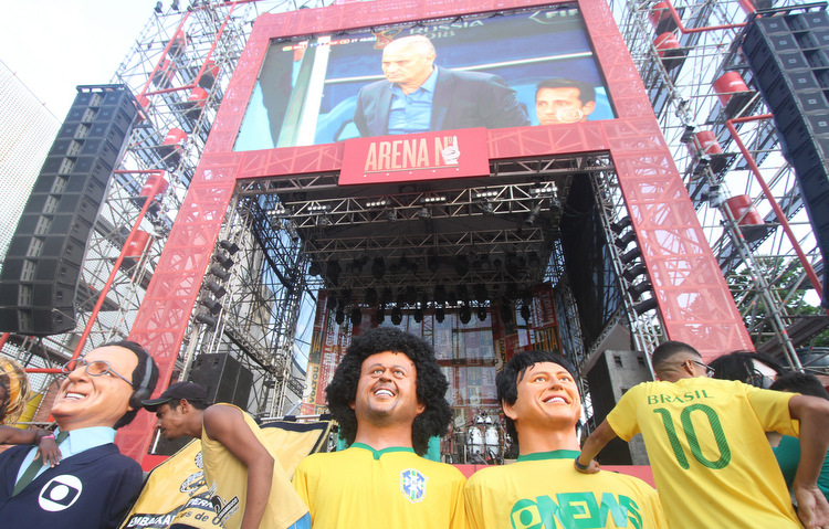 Bonecos gigantes e orquestras de frevo animaram o dia no Cais da Alfândega