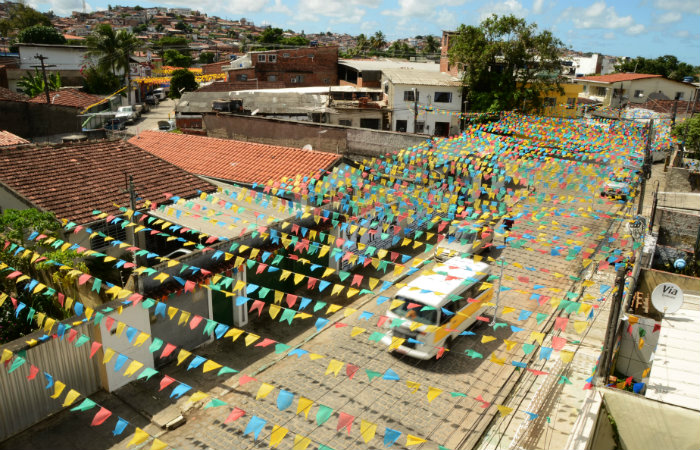 A companhia orienta cuidado com postes de ilumina&ccedil;&atilde;o p&uacute;blica na hora de instalar bandeirinhas de S&atilde;o Jo&atilde;o e enfeites para a copa. Foto: Antonio Tenorio/PCR/Arquivo/DP/