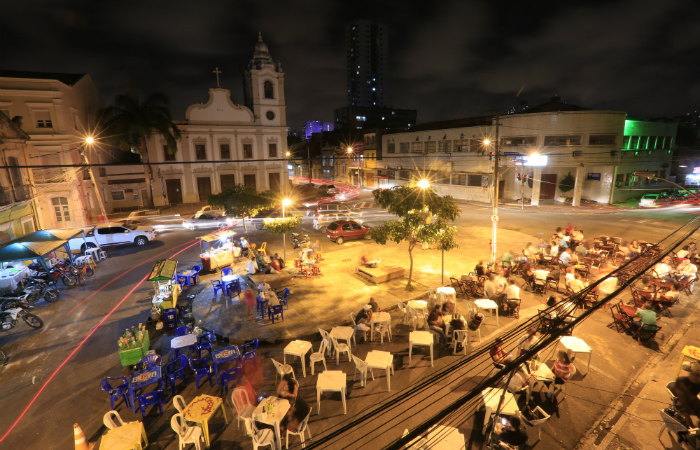 Pátio de Santa Cruz é um polo de bares.