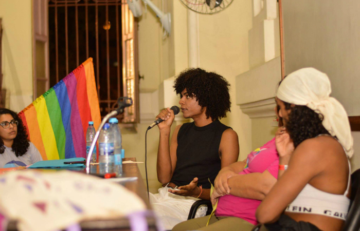 Jardel Araújo em mesa de debate, ao lado da cantora Linn da Quebrada. Foto: Zito Junior/Divulgação