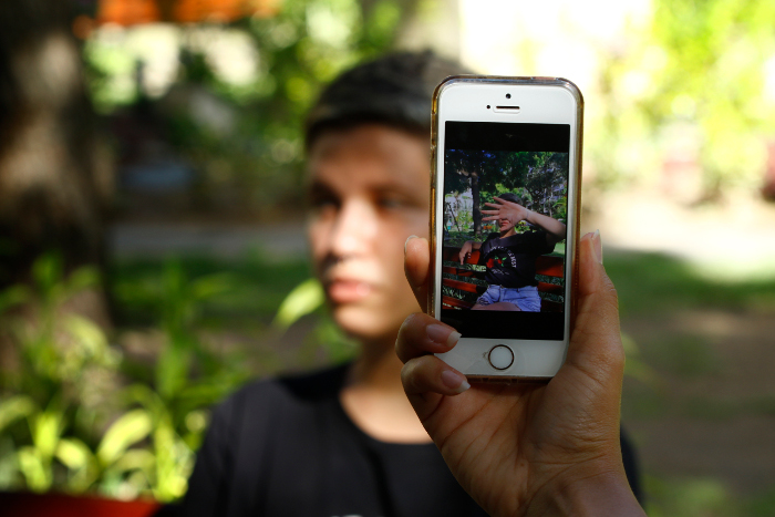 Joana (nome fictício) foi ameaçada e teve "nudes" vazados na rede. Crédito: Marlon Diego/Esp.DP