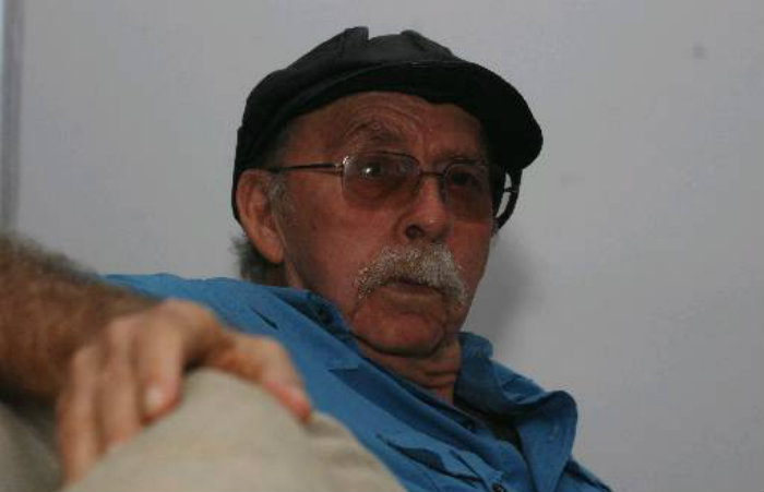 Orlando Tejo, escritor, autor de Ze Limeira, poeta do absurdo, livro relançado em 2008. Foto: Alexandre Gondim/Arquivo DP/