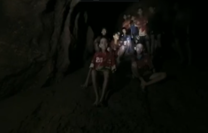No v&iacute;deo &eacute; poss&iacute;vel notar a dificuldade deles ao serem  atingidos pela luz da lanterna do socorrista, j&aacute; que passaram os &uacute;ltimos dias em completa escurid&atilde;o na gruta inundada. Foto: Reprodu&ccedil;&atilde;o/Internet/