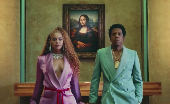O videoclipe foi rodado em sigilo no museu e lançado simultaneamente ao álbum surpresa do casal. Foto: YouTube/Divulgação/ O videoclipe foi rodado em sigilo no museu e lançado simultaneamente ao álbum surpresa do casal. Foto: YouTube/Divulgação/