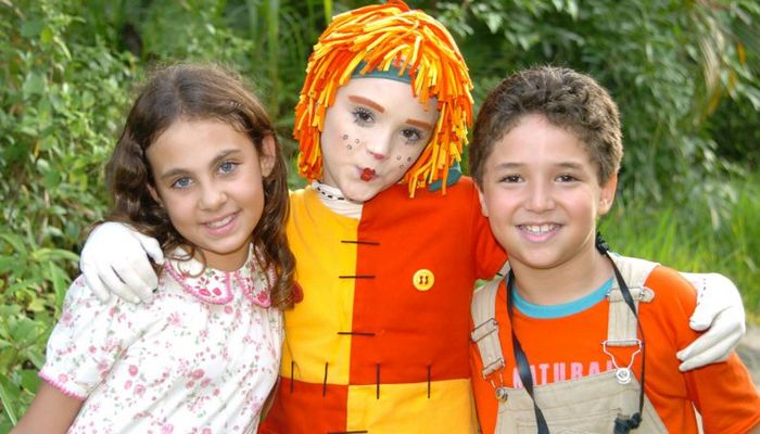 Em 2001, a atriz Isabelle Drummond viveu a Emília, no primeiro papel de destaque da carreira. Foto: Globo/Divulgação/ Em 2001, a atriz Isabelle Drummond viveu a Emília, no primeiro papel de destaque da carreira. Foto: Globo/Divulgação/