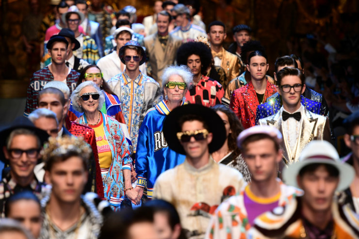 Grifes como Dolce&Gabbana cruzaram as passarelas de Milão e Paris e propuseram fluidez de gênero. Foto: Miguel Medina/AFP/ Grifes como Dolce&Gabbana cruzaram as passarelas de Milão e Paris e propuseram fluidez de gênero. Foto: Miguel Medina/AFP/