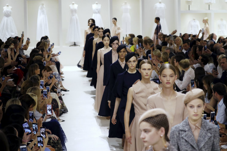 Dior celebrou o minucioso trabalho por trás de cada peça de alta-costura. Foto: François Guillot AFP/ Dior celebrou o minucioso trabalho por trás de cada peça de alta-costura. Foto: François Guillot AFP/