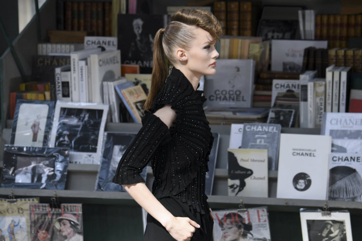 Modelos da Chanel por entre réplicas de barracas de livros características dos arredores do Sena. Foto: Alain Jocard/AFP