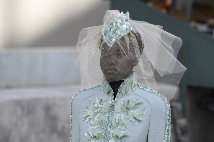 A tradicional noiva da grife surgiu com peças em tom verde-azulado bordadas com folhas de oliveira. Foto: Alain Jocard/AFP