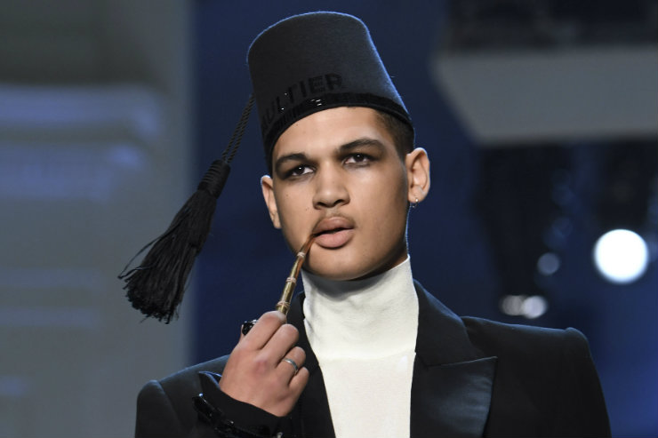 A inspiração do desfile viria da "liberdade de poder fumar ou não". Foto: Alain Jocard/AFP