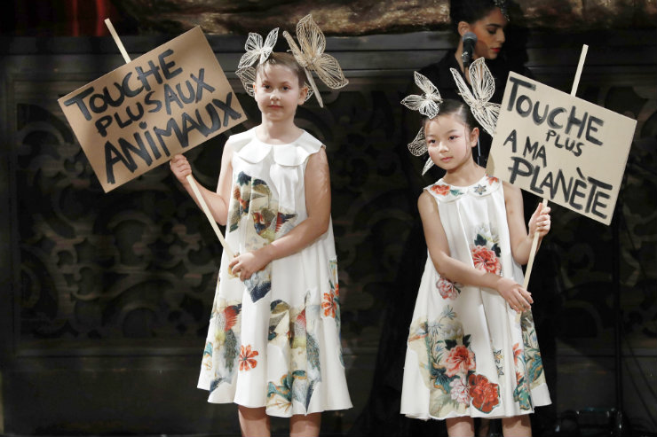 "Chega de prejudicar meu planeta" e "Chega de prejudicar os animais" no desfile de Franck Sorbier. Foto: François Guillot/AFP