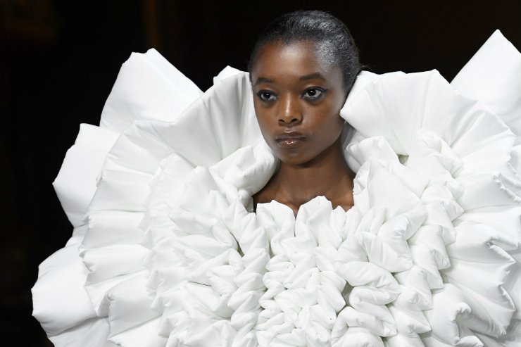 Viktor & Rolf apresentou uma coleção exclusivamente em branco. Foto: Bertrand Guay/AFP