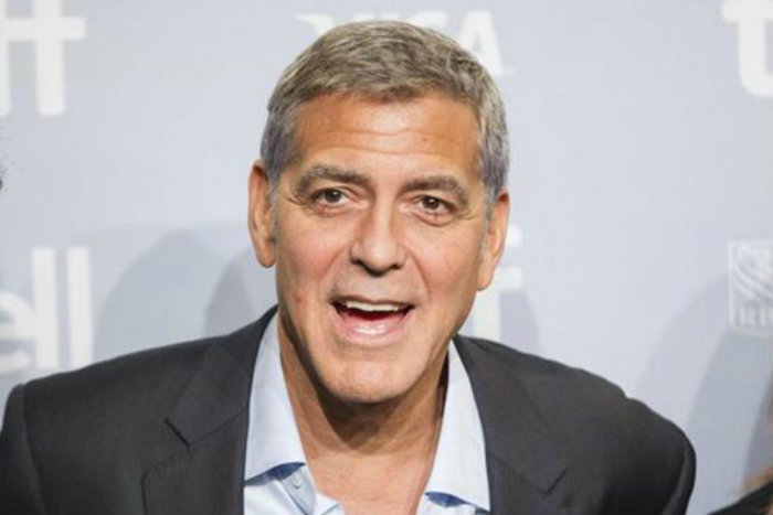 Segundo informações da imprensa local, Clooney teria machucado apenas o joelho (foto: GEOFF ROBINS/AFP)/ Segundo informações da imprensa local, Clooney teria machucado apenas o joelho (foto: GEOFF ROBINS/AFP)/