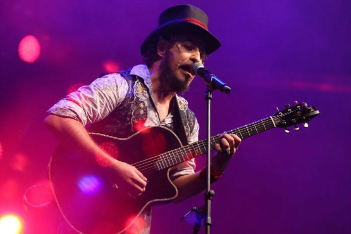 Os maiores sucessos de uma trajetória de 15 anos estarão presentes no show. Foto: Fernando Anitelli/Divulgação/