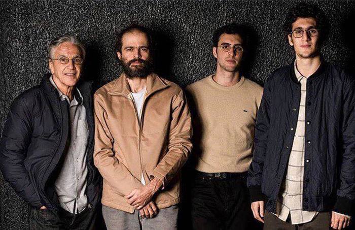 No palco, Caetano é acompanhado pelos filhos Moreno, Zeca e Tom. Foto: Facebook/Divulgação/