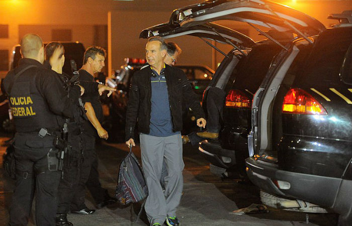 O empresário Adir Assad, preso na Operação Saqueador, entra na viatura da Polícia Federal, após prestar depoimento
Foto: Fernando Frazão / Agência Brasil/ O empresário Adir Assad, preso na Operação Saqueador, entra na viatura da Polícia Federal, após prestar depoimento
Foto: Fernando Frazão / Agência Brasil/