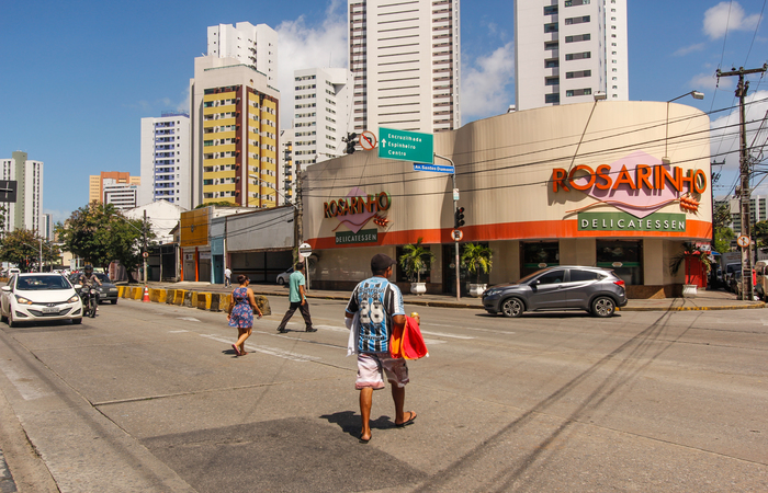 Via tem 8,6 quilômetros e corta sete bairros e margeia outros cinco. O tráfego médio é de 58 mil veículos por dia. Foto: Thalyta Tavares/Esp DP/