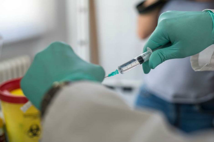 A proteção contra o sarampo faz parte das vacinas Tríplice Viral e Tetra Viral, disponíveis conforme calendário de vacinação do Ministério da Saúde para crianças entre 12 e 15 meses. Foto: Pixelaway/iStock/ A proteção contra o sarampo faz parte das vacinas Tríplice Viral e Tetra Viral, disponíveis conforme calendário de vacinação do Ministério da Saúde para crianças entre 12 e 15 meses. Foto: Pixelaway/iStock/