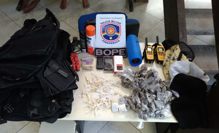 Os acusados e todo material apreendido foram conduzidos à Delegacia Policial de Porto de Galinhas. Foto: Divulgação/PM/Foto: Divulgação/PM Os acusados e todo material apreendido foram conduzidos à Delegacia Policial de Porto de Galinhas. Foto: Divulgação/PM/Foto: Divulgação/PM