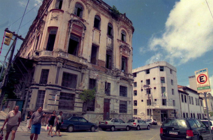 Em 2001, prédio construído no século 19 ainda estava com aspecto decadente. Foto: Alcione Ferreira/Arquivo/DP.