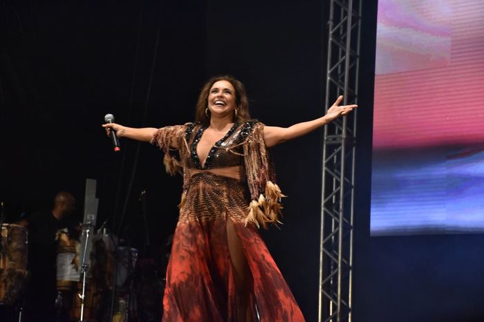 Daniela Mercury dedicou a apresentação à Renata Carvalho, com quem falou por telefone nos bastidores. Foto: Felipe Souto Maior/Fundarpe/ Daniela Mercury dedicou a apresentação à Renata Carvalho, com quem falou por telefone nos bastidores. Foto: Felipe Souto Maior/Fundarpe/