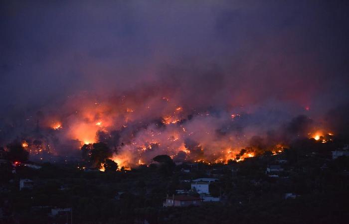 O fogo se espalhou rapidamente pela região de Rafina  Foto: Angelos Tzortzinis/AFP/Foto: Angelos Tzortzinis/AFP