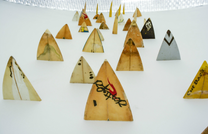 Os trabalhos da mostra partem de escrituras visuais de Huot sobre pranchas de surf, que foram descartadas, recolhidas na areia da praia e doadas por surfistas. Foto: Wesley D'Almeida/PCR/Divulgação/ Os trabalhos da mostra partem de escrituras visuais de Huot sobre pranchas de surf, que foram descartadas, recolhidas na areia da praia e doadas por surfistas. Foto: Wesley D'Almeida/PCR/Divulgação/