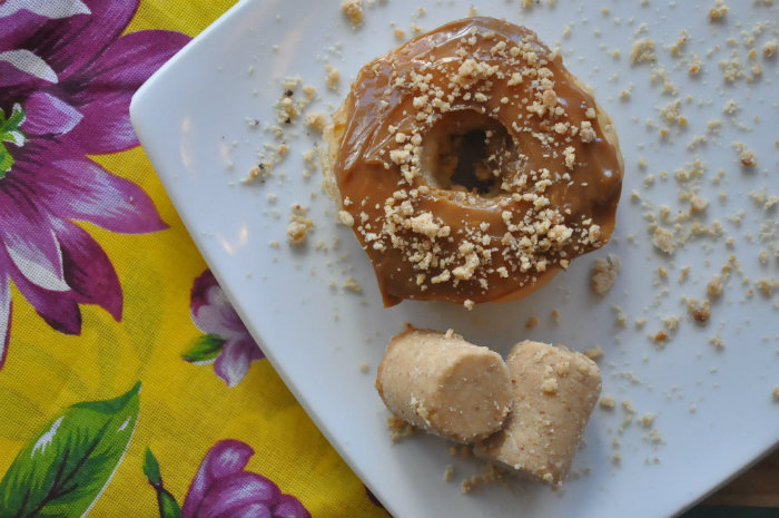 Dear Donuts oferece o Paçoca, recheio de brigadeiro de paçoca e cobertura de doce de leite com farelos de paçoca.