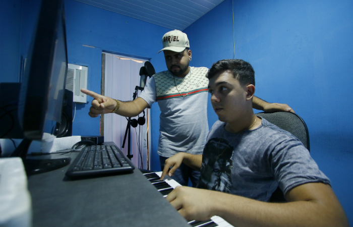 Produtores no estúdio do Batidão Stronda, localizado no Ibura./Foto: Marlon Diego/Esp. DP Produtores no estúdio do Batidão Stronda, localizado no Ibura./Foto: Marlon Diego/Esp. DP