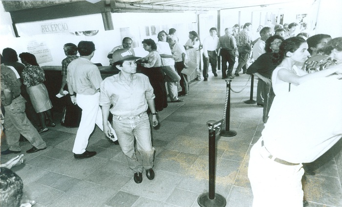 Na década de 1990, eram comuns filas na extinta Telpe para adquirir uma linha, mas segundo advogado muitos não sabiam que a compra estava vinculada a uma ação do sistema Telebrás. Foto: Heitor Cunha/Arquivo DP/ Na década de 1990, eram comuns filas na extinta Telpe para adquirir uma linha, mas segundo advogado muitos não sabiam que a compra estava vinculada a uma ação do sistema Telebrás. Foto: Heitor Cunha/Arquivo DP/