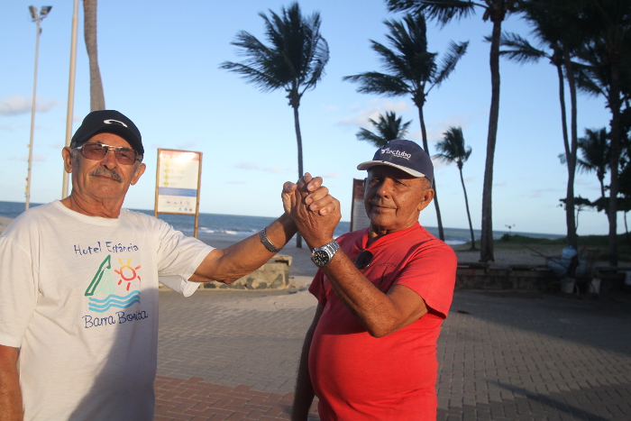 Na orla de Boa Viagem, o mestre de obras Gercino e o amigo praticam caminhada todo dia. Crédito: Nando Chiappetta/Nando Chiappetta Na orla de Boa Viagem, o mestre de obras Gercino e o amigo praticam caminhada todo dia. Crédito: Nando Chiappetta/Nando Chiappetta