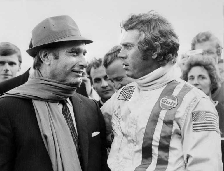 Ex-campe&atilde;o mundial de automobilismo, argentino Juan Manuel Fangio (1911-1995), fala com Steve McQueen em 2 de outubro de 1970. Foto: AFP/Arquivos/