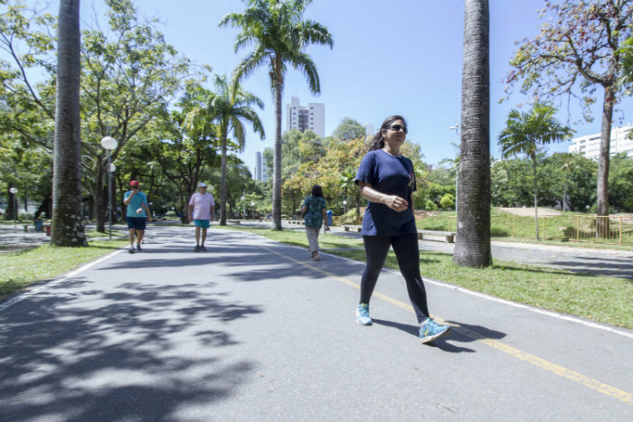 Renata Almeida vai três vezes por semana caminhas no Parque da Jaqueira. Foto: Leo Malafaia/Esp.DP/ Renata Almeida vai três vezes por semana caminhas no Parque da Jaqueira. Foto: Leo Malafaia/Esp.DP/