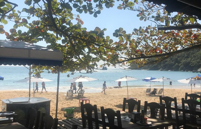 Praia de Laranjeiras oferece estrutura com bares e restaurantes para toda a família. Foto: Jeff Severino/Cortesia