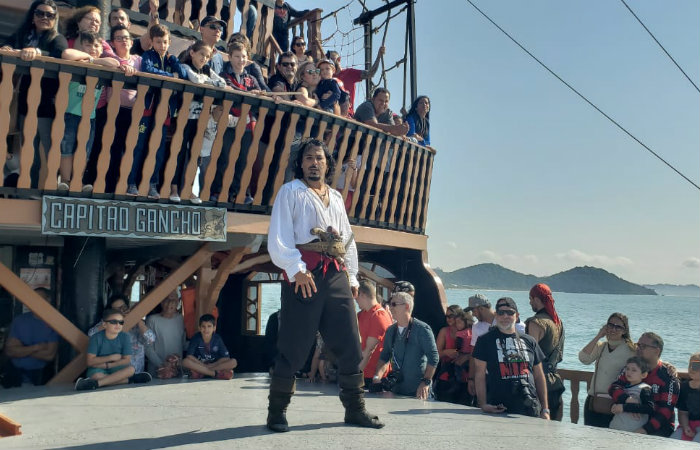 Travessia para a Praia de Laranjeiras pode ser feita na embarcação do barco piratas. Foto: Jeff Severino/Cortesia