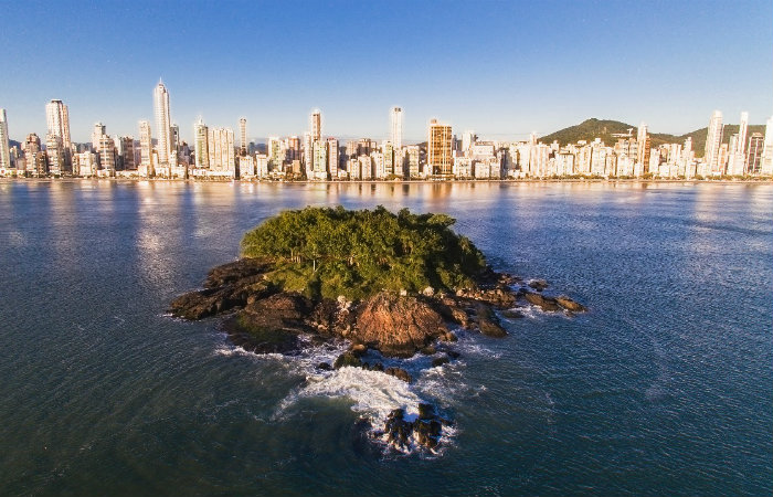 Vista da Ilha das Cabras, para a orla de Balneário Camboriú. Foto: Produtora Power