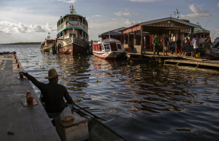 Antenas de televis&atilde;o, m&oacute;veis, frutas e todo o tipo de mercadoria s&atilde;o transportados pelas &aacute;guas do Solim&otilde;es. Foto: MAURO PIMENTEL / AFP/