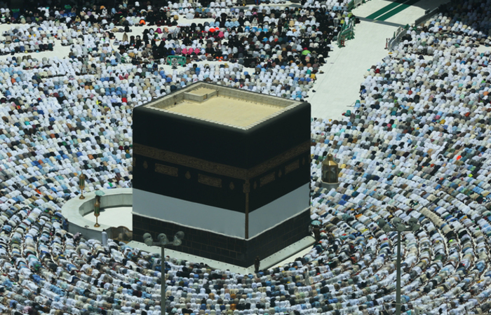 A Caaba é um imenso cubo negro situado no meio da Grande Mesquita de Meca, considerada o Santo dos Santos deste lugar sagrado. Foto: AHMAD AL-RUBAYE / AFP/ A Caaba é um imenso cubo negro situado no meio da Grande Mesquita de Meca, considerada o Santo dos Santos deste lugar sagrado. Foto: AHMAD AL-RUBAYE / AFP/