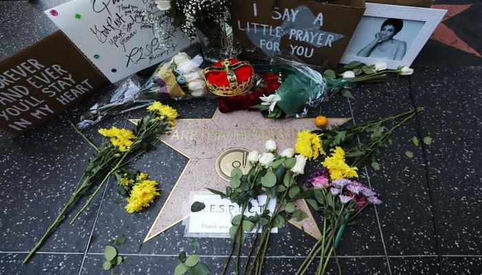Flores, retratos e mensagens dos fãs na Calçada da Fama, em Hollywood. Foto: AFP Photo 