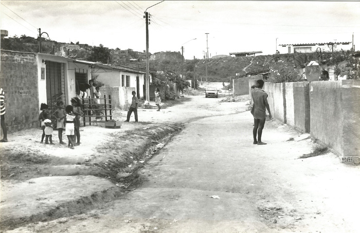 Na década de 1990, vila ainda não tinha calçamento e saneamento. Crédito: ONG Etapas