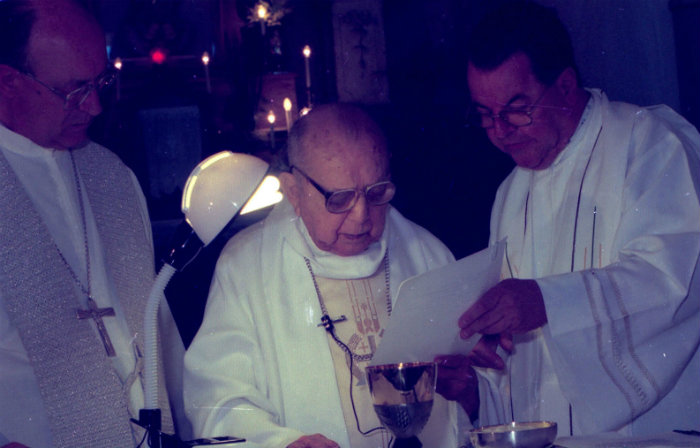 Arcebispo durante a missa de comemoração dos seus 68 anos de sacerdócio em 1999 na Igreja das Fronteiras, no Centro. Foto: Teresa Maia/DP