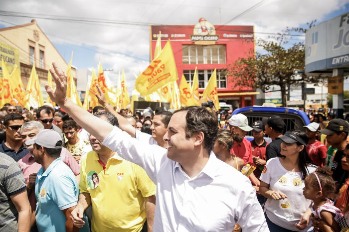 Paulo Câmara (PSB) foi recebido com uma grande caminhada no município de Bom Conselho. Foto: Divulgação