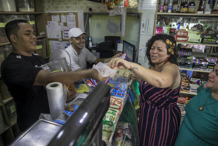 Dani Portela (Psol) visitou mercados públicos do Recife. Foto: Divulgação