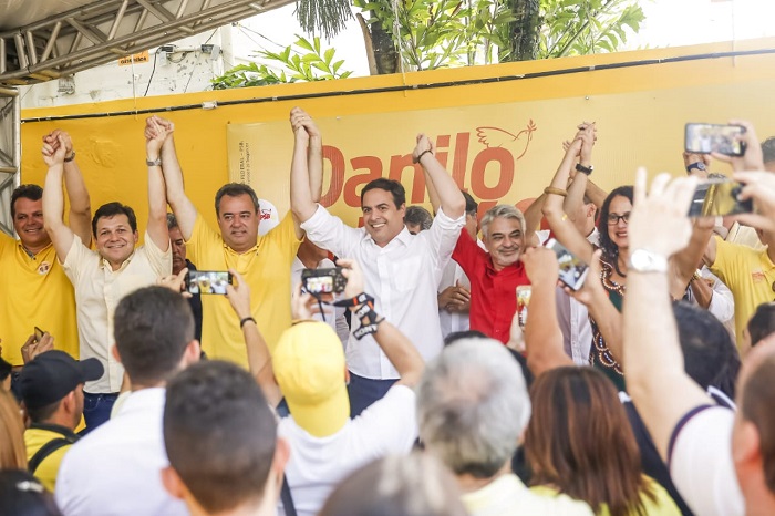 Candidato à reeleição, o governador Paulo Câmara compareceu ao comitê de Danilo Cabral, que quer renovar mandato no congresso. Foto: Andrea Rego Barros/Divulgação/ Candidato à reeleição, o governador Paulo Câmara compareceu ao comitê de Danilo Cabral, que quer renovar mandato no congresso. Foto: Andrea Rego Barros/Divulgação/