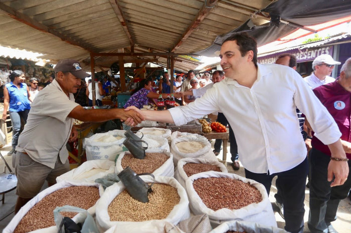 Paulo fez o tradicional corpo a corpo com eleitor. Foto: Helia Scheppa/PSB/Divulga&ccedil;&atilde;o/