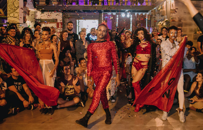 A dan&ccedil;a est&aacute; inserida dentro de uma cultura maior, chamada de ballroom - festas sediadas por coletivos de dan&ccedil;arinos e performers. Foto: Bruna Brand&atilde;o/Divulga&ccedil;&atilde;o/