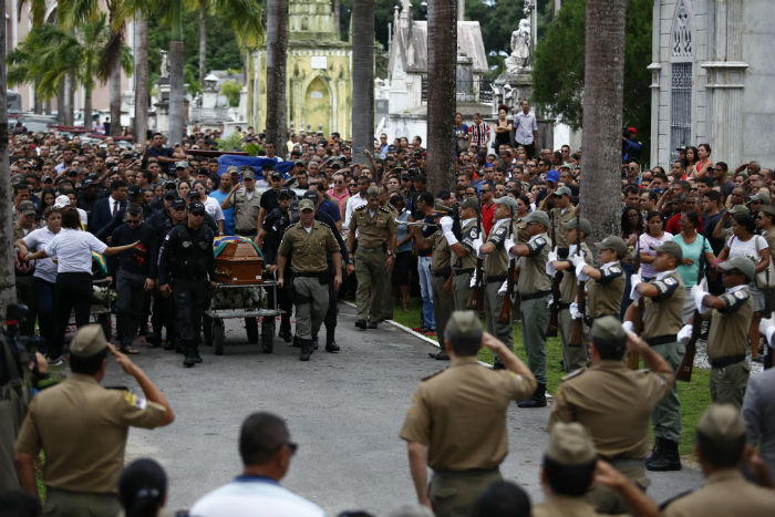Policiais que morreram no local do acidente foram enterrados no Cemitério de Santo Amaro. Foto: Paulo Paiva/DP.
